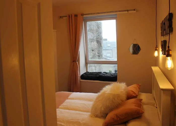 Executive Top Floor 1 Bedroom Apartment